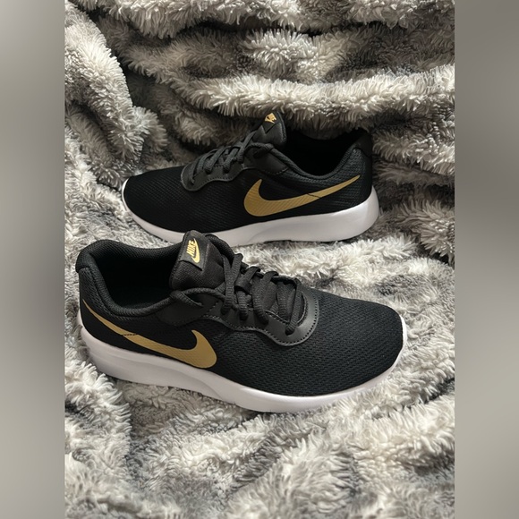 125:Nike Tanjun : Youth Size 7Y: Black / White- Gold - Picture 5 of 8